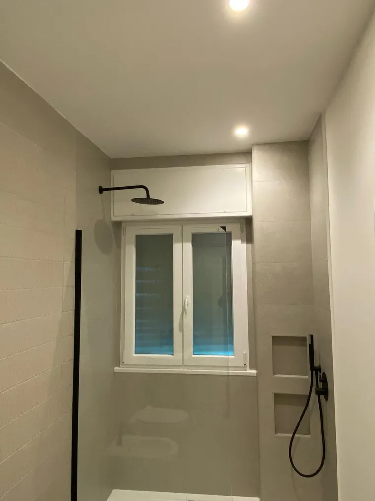 Finestra + cassonetto + tapparella elettrica in zona bagno
