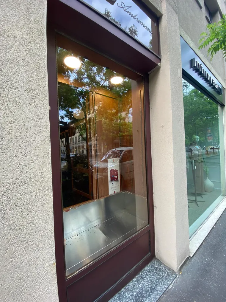 Vetrina bar su strada
